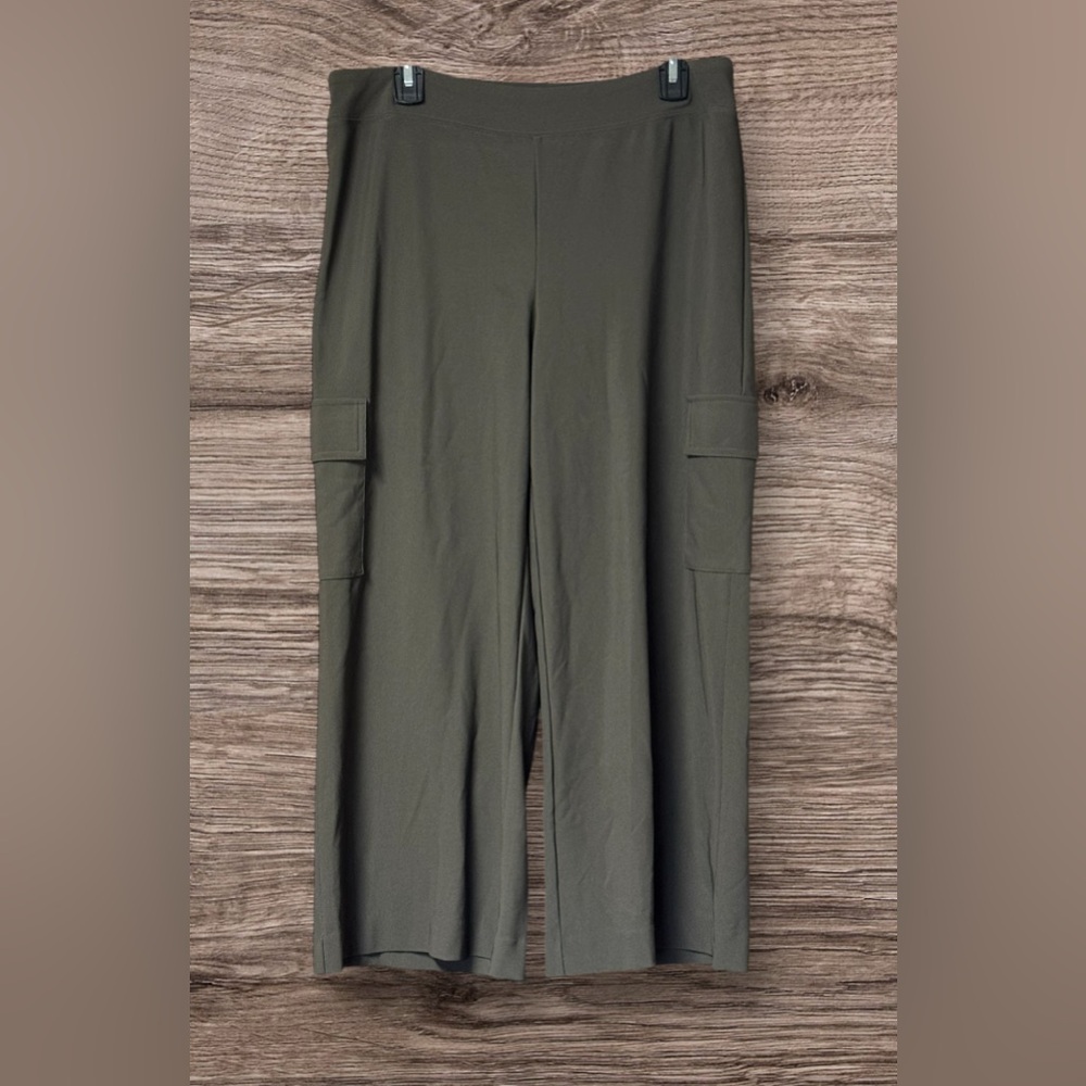 EUC Boston Proper Wide Leg Cropped Cargo Pants SZ M Green